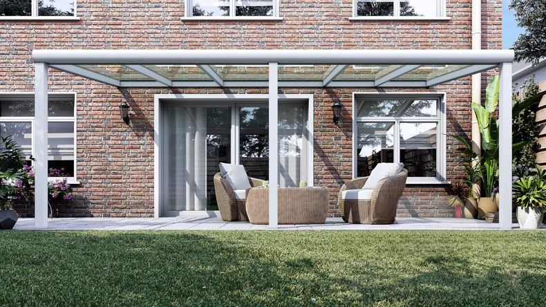 Vista Frontale di una Veranda moderna bianco 9016, dimensioni 6,06 x 2,5 metri con tetto in vetro trasparente. Pergola/Gazebo elegante e resistente alle intemperie, ideale per spazi esterni raffinati e confortevoli, offre protezione UV ed è facile da montare.