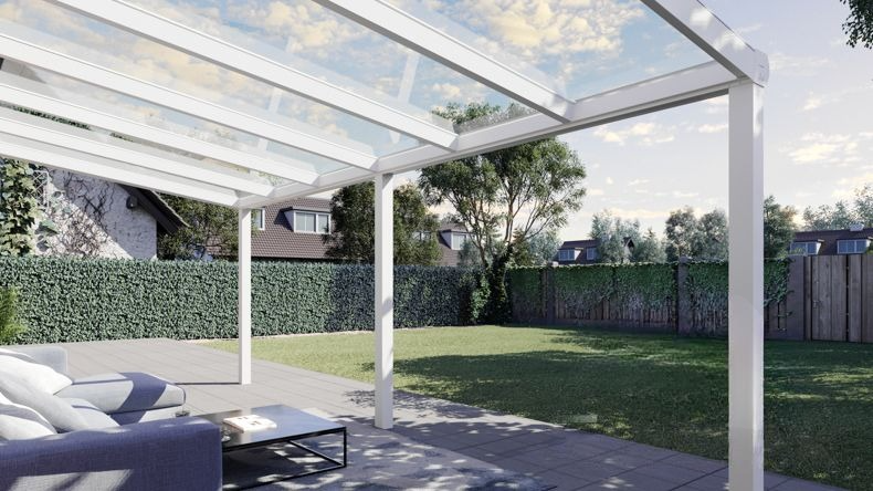 Vista Inferiore di una Veranda moderna bianco 9016, dimensioni 6,06 x 2,5 metri con tetto in vetro trasparente. Pergola/Gazebo elegante e resistente alle intemperie, ideale per spazi esterni raffinati e confortevoli, offre protezione UV ed è facile da montare.