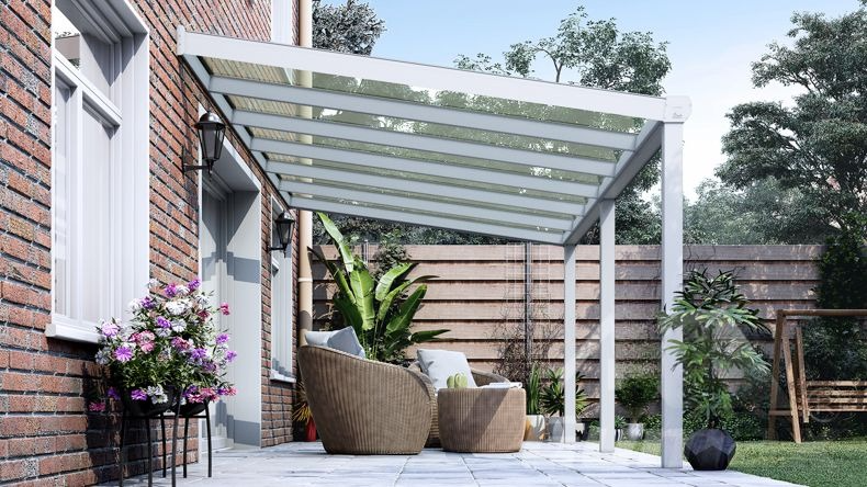 Vista laterale di una Veranda moderna bianco 9016, dimensioni 6,06 x 2,5 metri con tetto in vetro trasparente. Pergola/Gazebo elegante e resistente alle intemperie, ideale per spazi esterni raffinati e confortevoli, offre protezione UV ed è facile da montare.