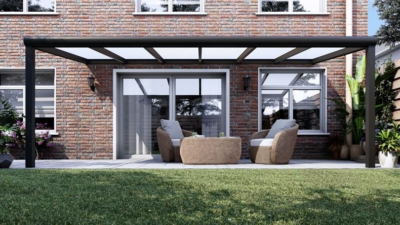 Vista Frontale di una Veranda moderna nero 9005, dimensioni 6,06 x 2,5 metri con tetto in policarbonato opale. Pergola/Gazebo elegante e resistente alle intemperie, ideale per spazi esterni raffinati e confortevoli, offre protezione UV ed è facile da montare.