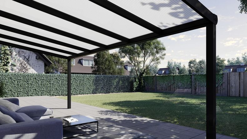 Vista Inferiore di una Veranda moderna nero 9005, dimensioni 6,06 x 2,5 metri con tetto in policarbonato opale. Pergola/Gazebo elegante e resistente alle intemperie, ideale per spazi esterni raffinati e confortevoli, offre protezione UV ed è facile da montare.