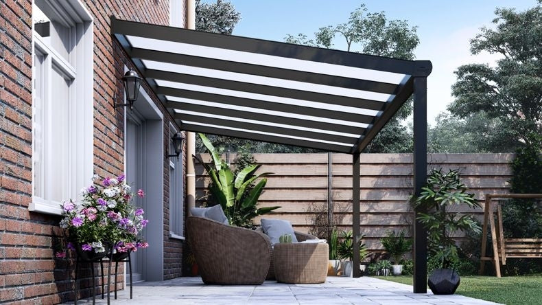 Vista laterale di una Veranda moderna nero 9005, dimensioni 6,06 x 2,5 metri con tetto in policarbonato opale. Pergola/Gazebo elegante e resistente alle intemperie, ideale per spazi esterni raffinati e confortevoli, offre protezione UV ed è facile da montare.