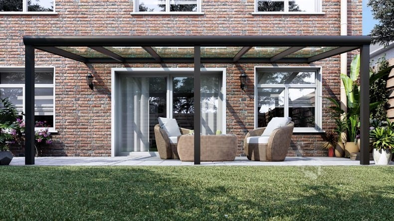 Vista dall'alto di una Veranda moderna nero 9005, dimensioni 7,06 x 2,5 metri con tetto in vetro trasparente. Pergola/Gazebo elegante e resistente alle intemperie, ideale per spazi esterni raffinati e confortevoli, offre protezione UV ed è facile da montare.