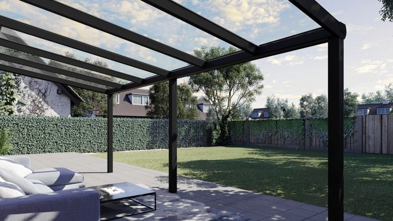 Vista tetto di una Veranda moderna nero 9005, dimensioni 7,06 x 2,5 metri con tetto in vetro trasparente. Pergola/Gazebo elegante e resistente alle intemperie, ideale per spazi esterni raffinati e confortevoli, offre protezione UV ed è facile da montare.