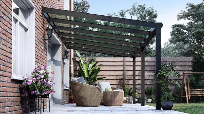 Vista Inferiore di una Veranda moderna nero 9005, dimensioni 7,06 x 2,5 metri con tetto in vetro trasparente. Pergola/Gazebo elegante e resistente alle intemperie, ideale per spazi esterni raffinati e confortevoli, offre protezione UV ed è facile da montare.