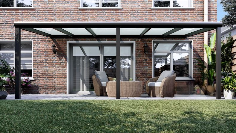 Vista Frontale di una Veranda moderna antracite 7016, dimensioni 6,06 x 3,0 metri con tetto in vetro opale. Pergola/Gazebo elegante e resistente alle intemperie, ideale per spazi esterni raffinati e confortevoli, offre protezione UV ed è facile da montare.