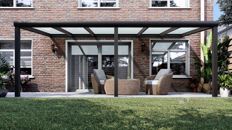 Vista Frontale di una Veranda moderna nero 9005, dimensioni 6,06 x 3,0 metri con tetto in vetro opale. Pergola/Gazebo elegante e resistente alle intemperie, ideale per spazi esterni raffinati e confortevoli, offre protezione UV ed è facile da montare.