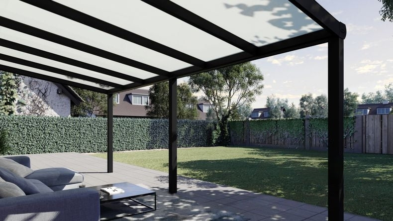 Vista Inferiore di una Veranda moderna nero 9005, dimensioni 6,06 x 3,0 metri con tetto in vetro opale. Pergola/Gazebo elegante e resistente alle intemperie, ideale per spazi esterni raffinati e confortevoli, offre protezione UV ed è facile da montare.