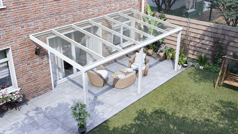 Vista dall'alto di una Veranda moderna bianco 9016, dimensioni 6,06 x 3,0 metri con tetto in vetro trasparente. Pergola/Gazebo elegante e resistente alle intemperie, ideale per spazi esterni raffinati e confortevoli, offre protezione UV ed è facile da montare.