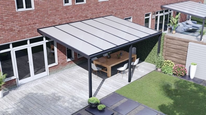 Vista dall'alto di una Veranda moderna antracite 7016, dimensioni 6,06 x 3,5 metri con tetto in policarbonato opale. Pergola/Gazebo elegante e resistente alle intemperie, ideale per spazi esterni raffinati e confortevoli, offre protezione UV ed è facile da montare.