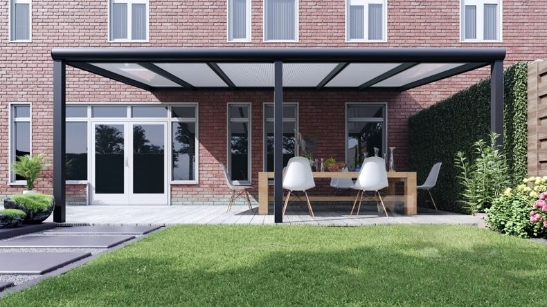 Vista Frontale di una Veranda moderna antracite 7016, dimensioni 6,06 x 3,5 metri con tetto in policarbonato opale. Pergola/Gazebo elegante e resistente alle intemperie, ideale per spazi esterni raffinati e confortevoli, offre protezione UV ed è facile da montare.