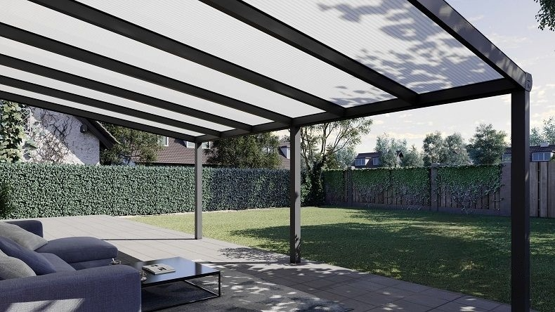 Vista Inferiore di una Veranda moderna antracite 7016, dimensioni 6,06 x 3,5 metri con tetto in policarbonato opale. Pergola/Gazebo elegante e resistente alle intemperie, ideale per spazi esterni raffinati e confortevoli, offre protezione UV ed è facile da montare.