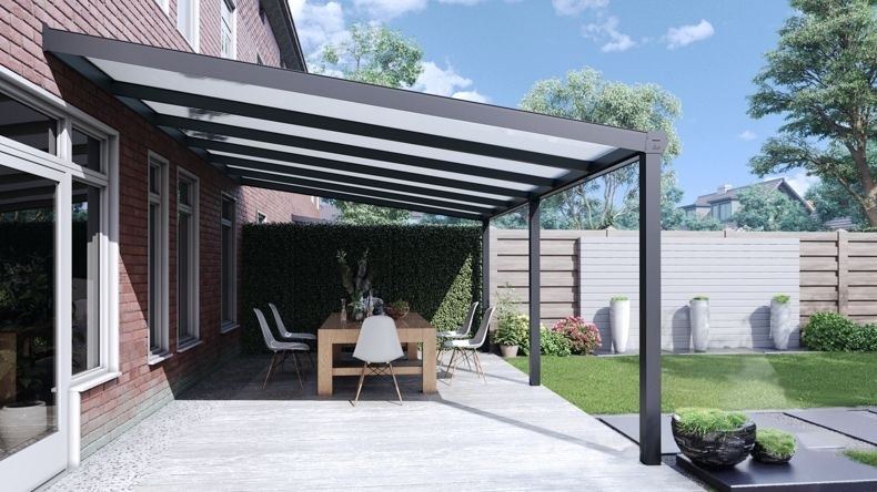 Vista laterale di una Veranda moderna antracite 7016, dimensioni 6,06 x 3,5 metri con tetto in policarbonato opale. Pergola/Gazebo elegante e resistente alle intemperie, ideale per spazi esterni raffinati e confortevoli, offre protezione UV ed è facile da montare.