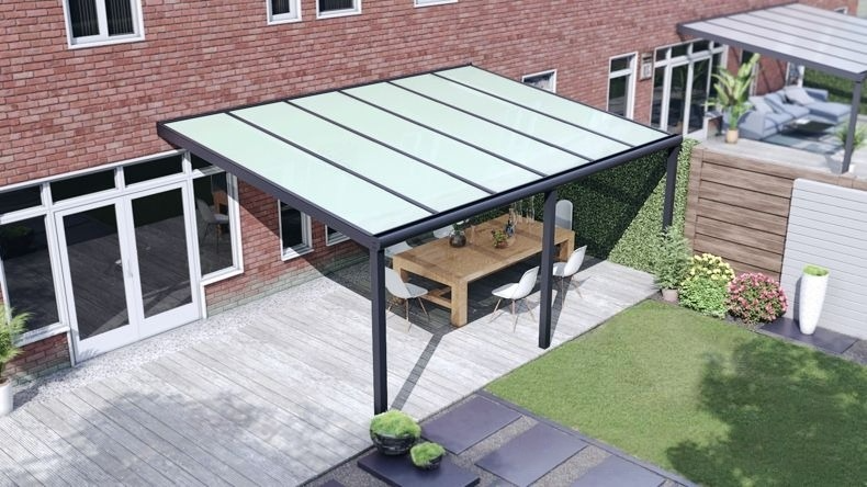 Vista dall'alto di una Veranda moderna antracite 7016, dimensioni 6,06 x 3,5 metri con tetto in vetro opale. Pergola/Gazebo elegante e resistente alle intemperie, ideale per spazi esterni raffinati e confortevoli, offre protezione UV ed è facile da montare.