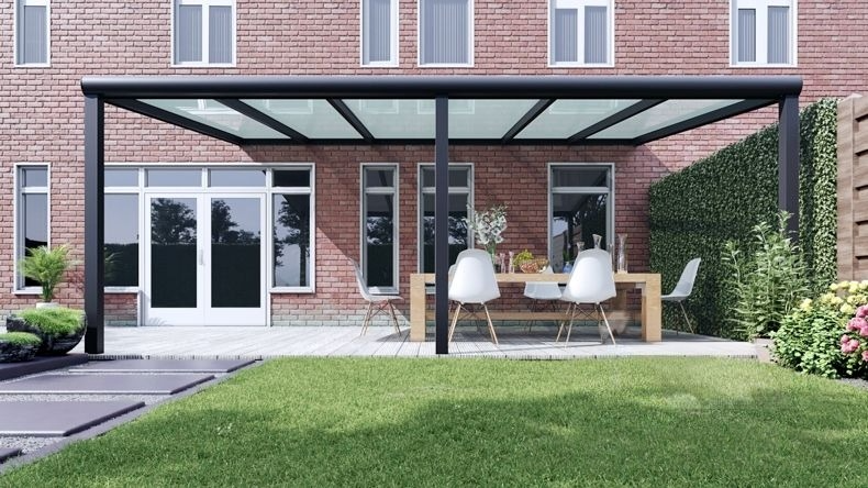 Vista Frontale di una Veranda moderna antracite 7016, dimensioni 6,06 x 3,5 metri con tetto in vetro opale. Pergola/Gazebo elegante e resistente alle intemperie, ideale per spazi esterni raffinati e confortevoli, offre protezione UV ed è facile da montare.