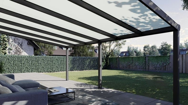 Vista Inferiore di una Veranda moderna antracite 7016, dimensioni 6,06 x 3,5 metri con tetto in vetro opale. Pergola/Gazebo elegante e resistente alle intemperie, ideale per spazi esterni raffinati e confortevoli, offre protezione UV ed è facile da montare.