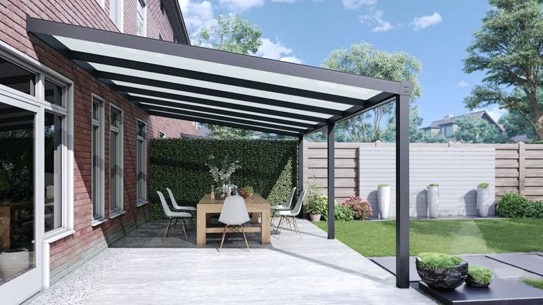 Vista laterale di una Veranda moderna antracite 7016, dimensioni 6,06 x 3,5 metri con tetto in vetro opale. Pergola/Gazebo elegante e resistente alle intemperie, ideale per spazi esterni raffinati e confortevoli, offre protezione UV ed è facile da montare.