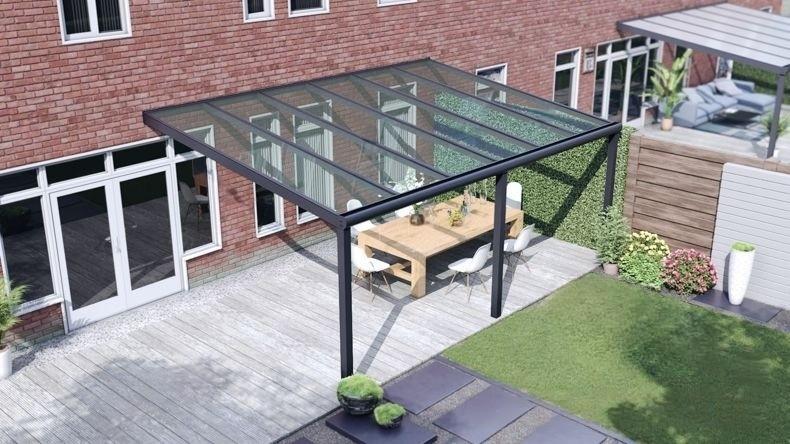 Vista dall'alto di una Veranda moderna antracite 7016, dimensioni 6,06 x 3,5 metri con tetto in vetro trasparente. Pergola/Gazebo elegante e resistente alle intemperie, ideale per spazi esterni raffinati e confortevoli, offre protezione UV ed è facile da montare.