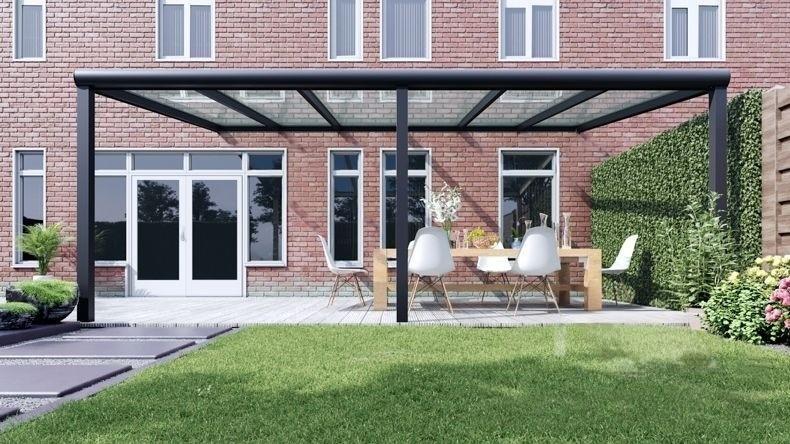 Vista Frontale di una Veranda moderna antracite 7016, dimensioni 6,06 x 3,5 metri con tetto in vetro trasparente. Pergola/Gazebo elegante e resistente alle intemperie, ideale per spazi esterni raffinati e confortevoli, offre protezione UV ed è facile da montare.