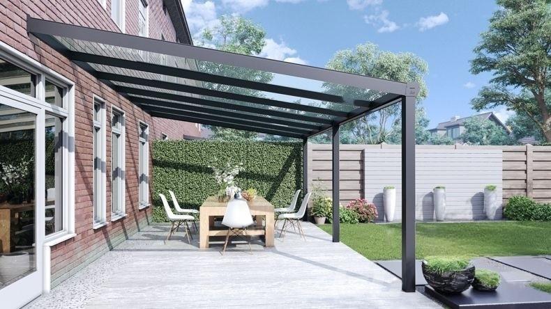 Vista laterale di una Veranda moderna antracite 7016, dimensioni 6,06 x 3,5 metri con tetto in vetro trasparente. Pergola/Gazebo elegante e resistente alle intemperie, ideale per spazi esterni raffinati e confortevoli, offre protezione UV ed è facile da montare.