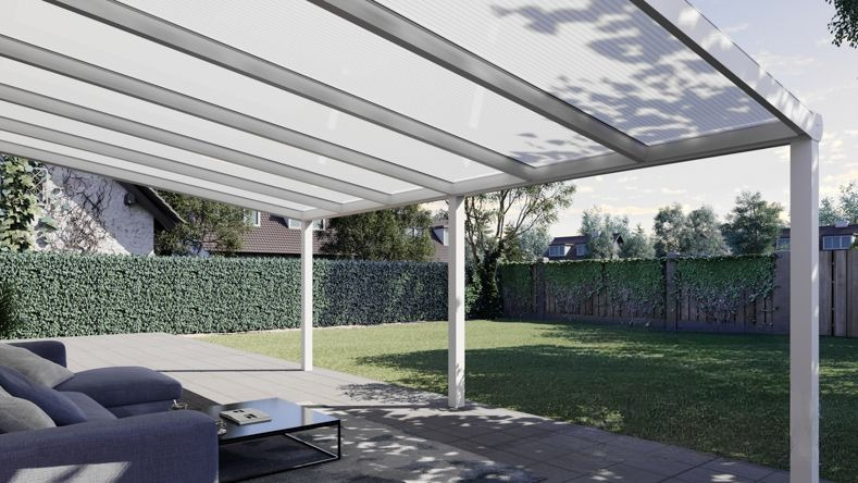 Vista Inferiore di una Veranda moderna bianco 9016, dimensioni 6,06 x 3,5 metri con tetto in policarbonato opale. Pergola/Gazebo elegante e resistente alle intemperie, ideale per spazi esterni raffinati e confortevoli, offre protezione UV ed è facile da montare.