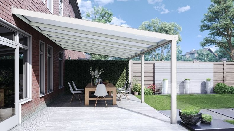 Vista laterale di una Veranda moderna bianco 9016, dimensioni 6,06 x 3,5 metri con tetto in policarbonato opale. Pergola/Gazebo elegante e resistente alle intemperie, ideale per spazi esterni raffinati e confortevoli, offre protezione UV ed è facile da montare.