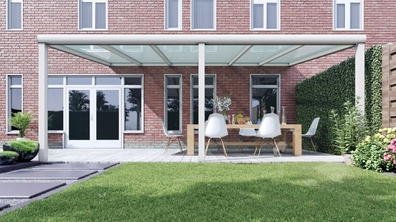 Vista Frontale di una Veranda moderna bianco 9016, dimensioni 6,06 x 3,5 metri con tetto in vetro opale. Pergola/Gazebo elegante e resistente alle intemperie, ideale per spazi esterni raffinati e confortevoli, offre protezione UV ed è facile da montare.