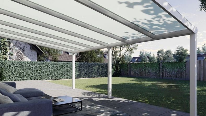 Vista Inferiore di una Veranda moderna bianco 9016, dimensioni 6,06 x 3,5 metri con tetto in vetro opale. Pergola/Gazebo elegante e resistente alle intemperie, ideale per spazi esterni raffinati e confortevoli, offre protezione UV ed è facile da montare.