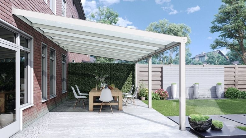 Vista laterale di una Veranda moderna bianco 9016, dimensioni 6,06 x 3,5 metri con tetto in vetro opale. Pergola/Gazebo elegante e resistente alle intemperie, ideale per spazi esterni raffinati e confortevoli, offre protezione UV ed è facile da montare.