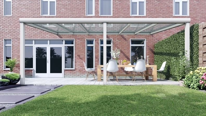 Vista Frontale di una Veranda moderna bianco 9016, dimensioni 6,06 x 3,5 metri con tetto in vetro trasparente. Pergola/Gazebo elegante e resistente alle intemperie, ideale per spazi esterni raffinati e confortevoli, offre protezione UV ed è facile da montare.