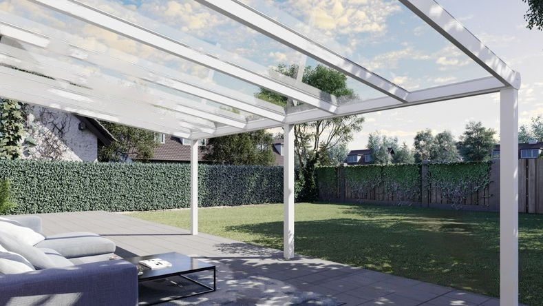 Vista Inferiore di una Veranda moderna bianco 9016, dimensioni 6,06 x 3,5 metri con tetto in vetro trasparente. Pergola/Gazebo elegante e resistente alle intemperie, ideale per spazi esterni raffinati e confortevoli, offre protezione UV ed è facile da montare.