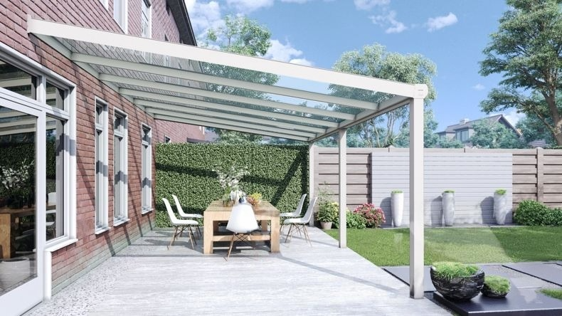 Vista laterale di una Veranda moderna bianco 9016, dimensioni 6,06 x 3,5 metri con tetto in vetro trasparente. Pergola/Gazebo elegante e resistente alle intemperie, ideale per spazi esterni raffinati e confortevoli, offre protezione UV ed è facile da montare.