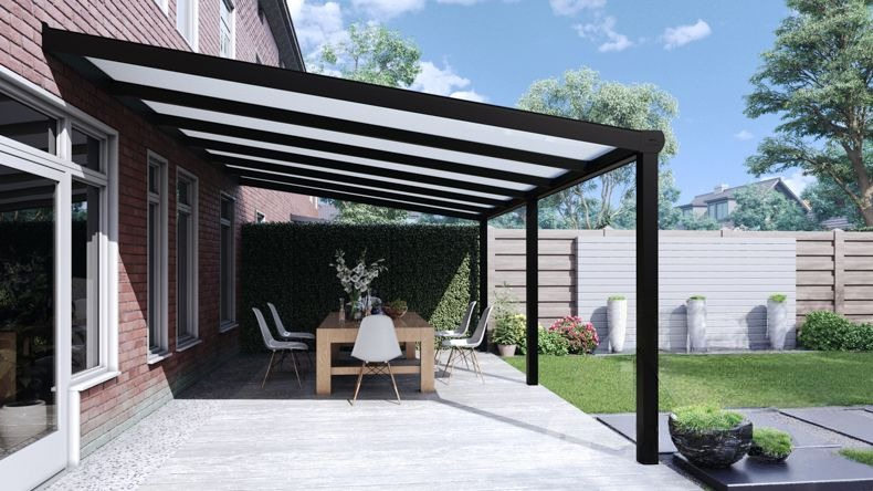 Vista laterale di una Veranda moderna nero 9005, dimensioni 6,06 x 3,5 metri con tetto in policarbonato opale. Pergola/Gazebo elegante e resistente alle intemperie, ideale per spazi esterni raffinati e confortevoli, offre protezione UV ed è facile da montare.