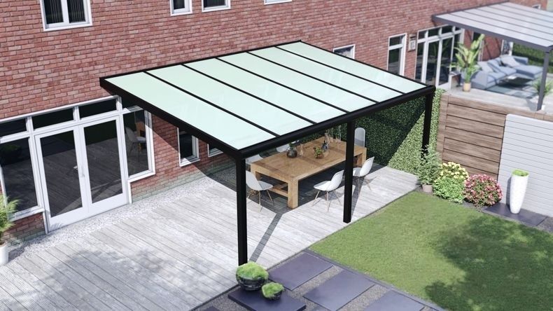 Vista dall'alto di una Veranda moderna nero 9005, dimensioni 6,06 x 3,5 metri con tetto in vetro opale. Pergola/Gazebo elegante e resistente alle intemperie, ideale per spazi esterni raffinati e confortevoli, offre protezione UV ed è facile da montare.