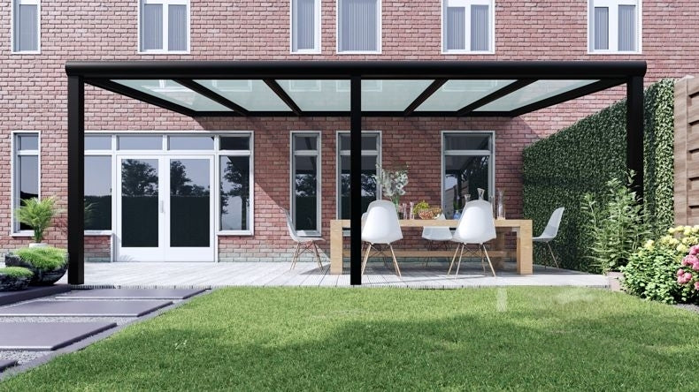 Vista Frontale di una Veranda moderna nero 9005, dimensioni 6,06 x 3,5 metri con tetto in vetro opale. Pergola/Gazebo elegante e resistente alle intemperie, ideale per spazi esterni raffinati e confortevoli, offre protezione UV ed è facile da montare.