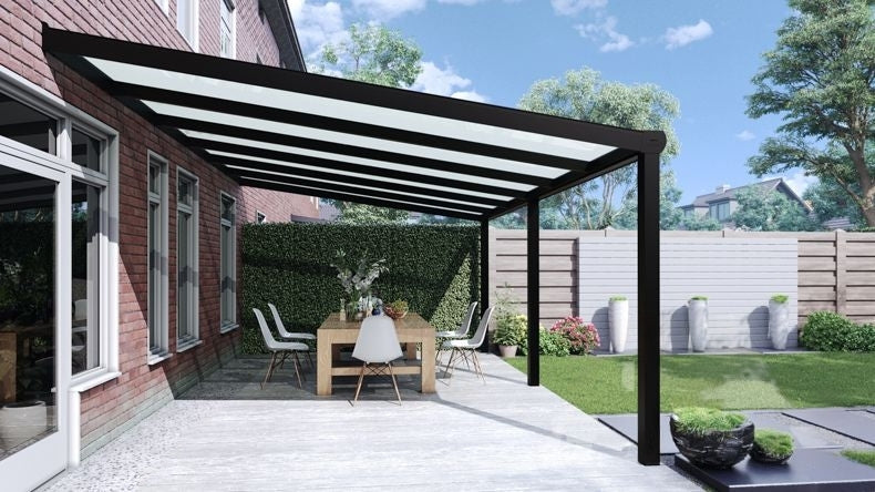 Vista laterale di una Veranda moderna nero 9005, dimensioni 6,06 x 3,5 metri con tetto in vetro opale. Pergola/Gazebo elegante e resistente alle intemperie, ideale per spazi esterni raffinati e confortevoli, offre protezione UV ed è facile da montare.