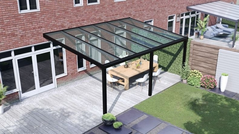 Vista dall'alto di una Veranda moderna nero 9005, dimensioni 6,06 x 3,5 metri con tetto in vetro trasparente. Pergola/Gazebo elegante e resistente alle intemperie, ideale per spazi esterni raffinati e confortevoli, offre protezione UV ed è facile da montare.