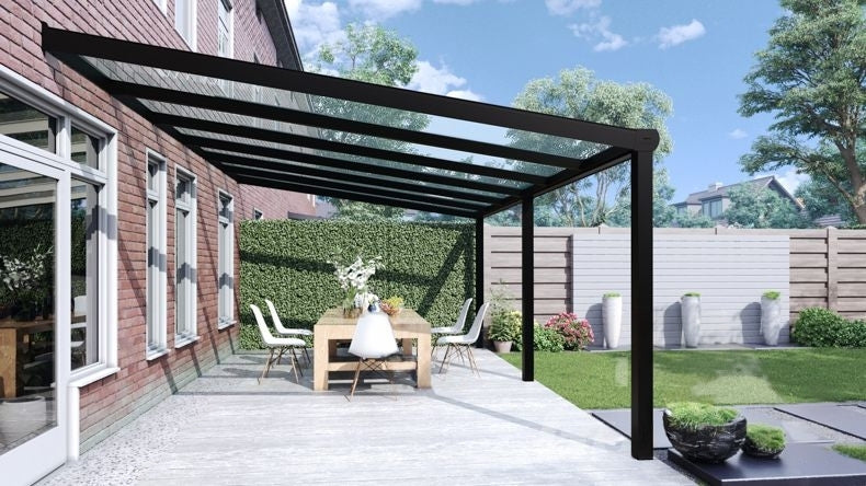 Vista laterale di una Veranda moderna nero 9005, dimensioni 6,06 x 3,5 metri con tetto in vetro trasparente. Pergola/Gazebo elegante e resistente alle intemperie, ideale per spazi esterni raffinati e confortevoli, offre protezione UV ed è facile da montare.