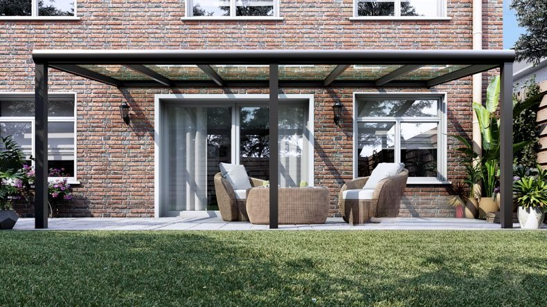 Vista Frontale di una Veranda moderna antracite 7016, dimensioni 6,06 x 3,0 metri con tetto in vetro trasparente. Pergola/Gazebo elegante e resistente alle intemperie, ideale per spazi esterni raffinati e confortevoli, offre protezione UV ed è facile da montare.