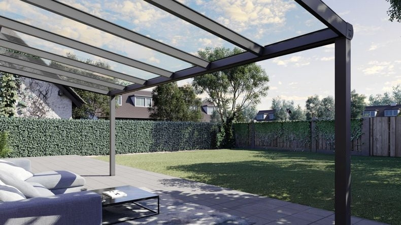 Vista Inferiore di una Veranda moderna antracite 7016, dimensioni 6,06 x 3,0 metri con tetto in vetro trasparente. Pergola/Gazebo elegante e resistente alle intemperie, ideale per spazi esterni raffinati e confortevoli, offre protezione UV ed è facile da montare.