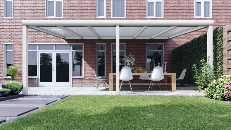 Vista Frontale di una Veranda moderna bianco 9016, dimensioni 6,06 x 4,0 metri con tetto in policarbonato opale. Pergola/Gazebo elegante e resistente alle intemperie, ideale per spazi esterni raffinati e confortevoli, offre protezione UV ed è facile da montare.