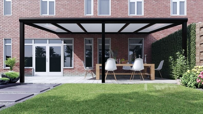 Vista Frontale di una Veranda moderna nero 9005, dimensioni 6,06 x 4,0 metri con tetto in policarbonato opale. Pergola/Gazebo elegante e resistente alle intemperie, ideale per spazi esterni raffinati e confortevoli, offre protezione UV ed è facile da montare.