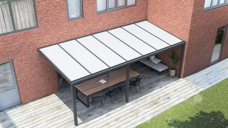 Vista dall'alto di una Veranda moderna antracite 7016, dimensioni 7,06 x 2,5 metri con tetto in policarbonato opale. Pergola/Gazebo elegante e resistente alle intemperie, ideale per spazi esterni raffinati e confortevoli, offre protezione UV ed è facile da montare.