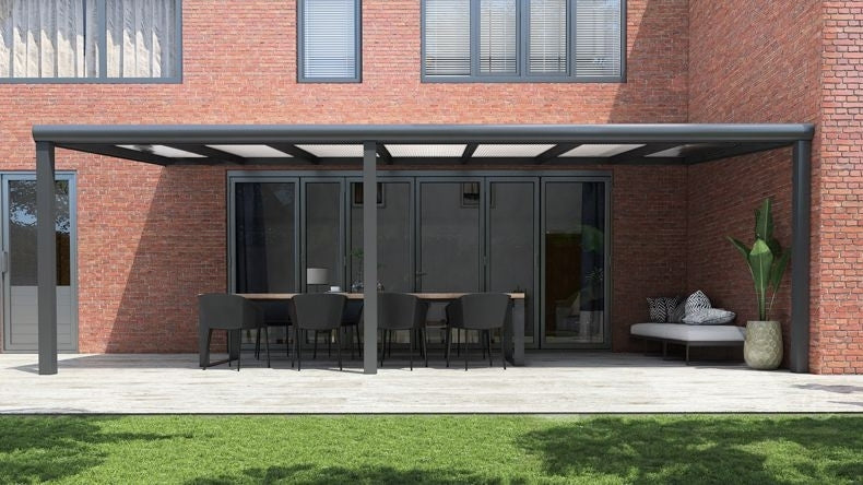 Vista Frontale di una Veranda moderna antracite 7016, dimensioni 7,06 x 2,5 metri con tetto in policarbonato opale. Pergola/Gazebo elegante e resistente alle intemperie, ideale per spazi esterni raffinati e confortevoli, offre protezione UV ed è facile da montare.