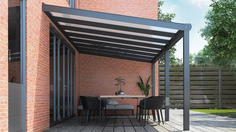 Vista laterale di una Veranda moderna antracite 7016, dimensioni 7,06 x 2,5 metri con tetto in policarbonato opale. Pergola/Gazebo elegante e resistente alle intemperie, ideale per spazi esterni raffinati e confortevoli, offre protezione UV ed è facile da montare.