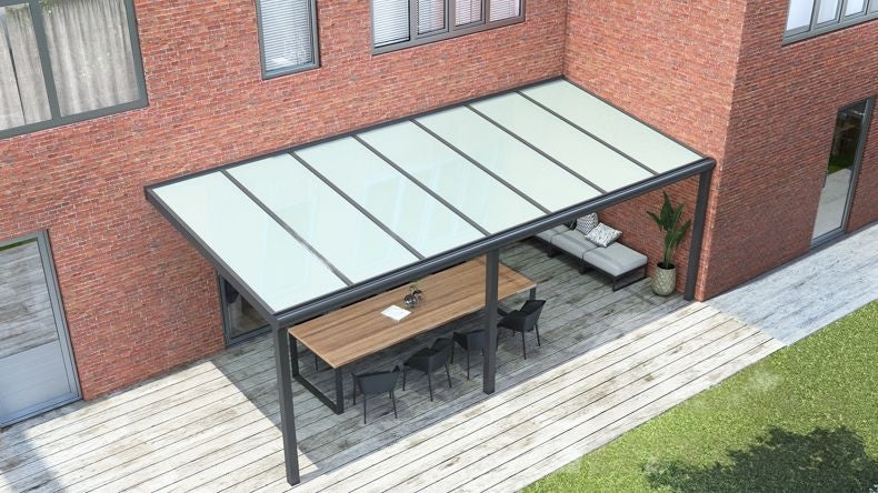 Vista dall'alto di una Veranda moderna antracite 7016, dimensioni 7,06 x 2,5 metri con tetto in vetro opale. Pergola/Gazebo elegante e resistente alle intemperie, ideale per spazi esterni raffinati e confortevoli, offre protezione UV ed è facile da montare.