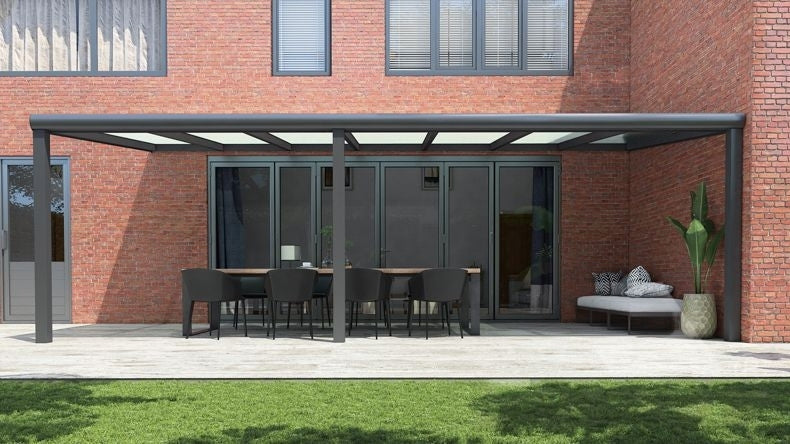 Vista Frontale di una Veranda moderna antracite 7016, dimensioni 7,06 x 2,5 metri con tetto in vetro opale. Pergola/Gazebo elegante e resistente alle intemperie, ideale per spazi esterni raffinati e confortevoli, offre protezione UV ed è facile da montare.