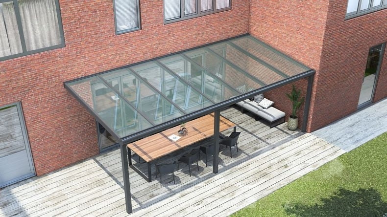 Vista dall'alto di una Veranda moderna antracite 7016, dimensioni 7,06 x 2,5 metri con tetto in vetro trasparente. Pergola/Gazebo elegante e resistente alle intemperie, ideale per spazi esterni raffinati e confortevoli, offre protezione UV ed è facile da montare.