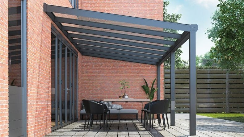 Vista laterale di una Veranda moderna antracite 7016, dimensioni 7,06 x 2,5 metri con tetto in vetro trasparente. Pergola/Gazebo elegante e resistente alle intemperie, ideale per spazi esterni raffinati e confortevoli, offre protezione UV ed è facile da montare.