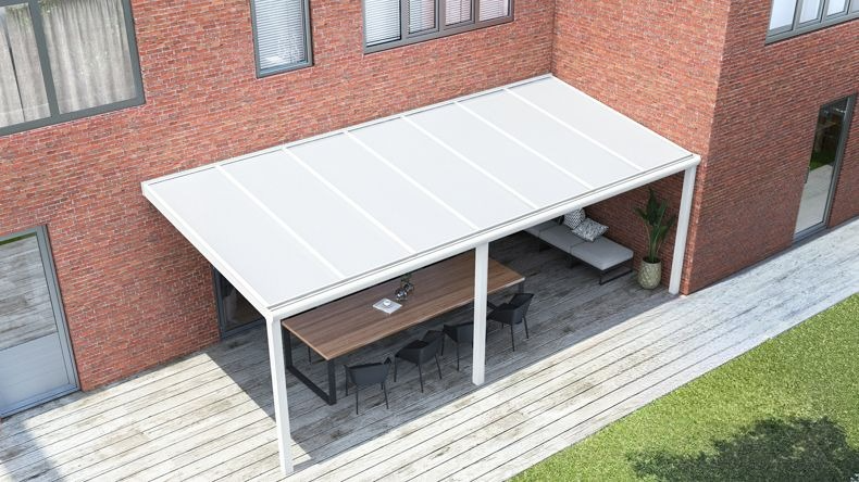 Vista dall'alto di una Veranda moderna bianco 9016, dimensioni 7,06 x 2,5 metri con tetto in policarbonato opale. Pergola/Gazebo elegante e resistente alle intemperie, ideale per spazi esterni raffinati e confortevoli, offre protezione UV ed è facile da montare.